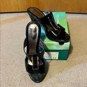 EUC Sole senseability black patent leather Maude mules. Sz. 9 1/2.